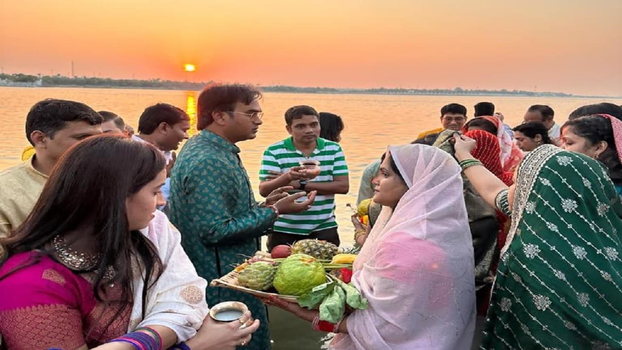 PHOTOS: अबू धाबी के समुद्र तट पर मना छठ महापर्व, बिहार-झारखंड के हजारों परिवार ने दिए अर्घ्य