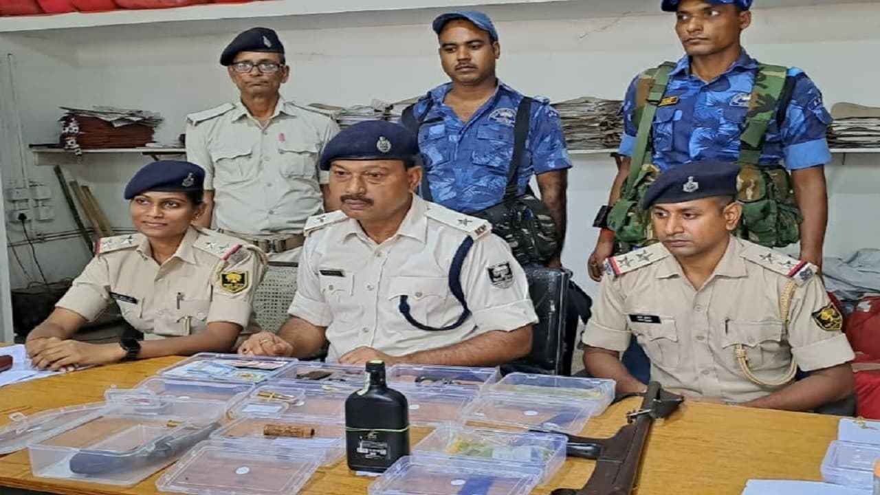 बिहार: सीमांचल में जदयू के पूर्व प्रखंड अध्यक्ष के घर से निकला हथियारों का जखीरा, फैली सनसनी..