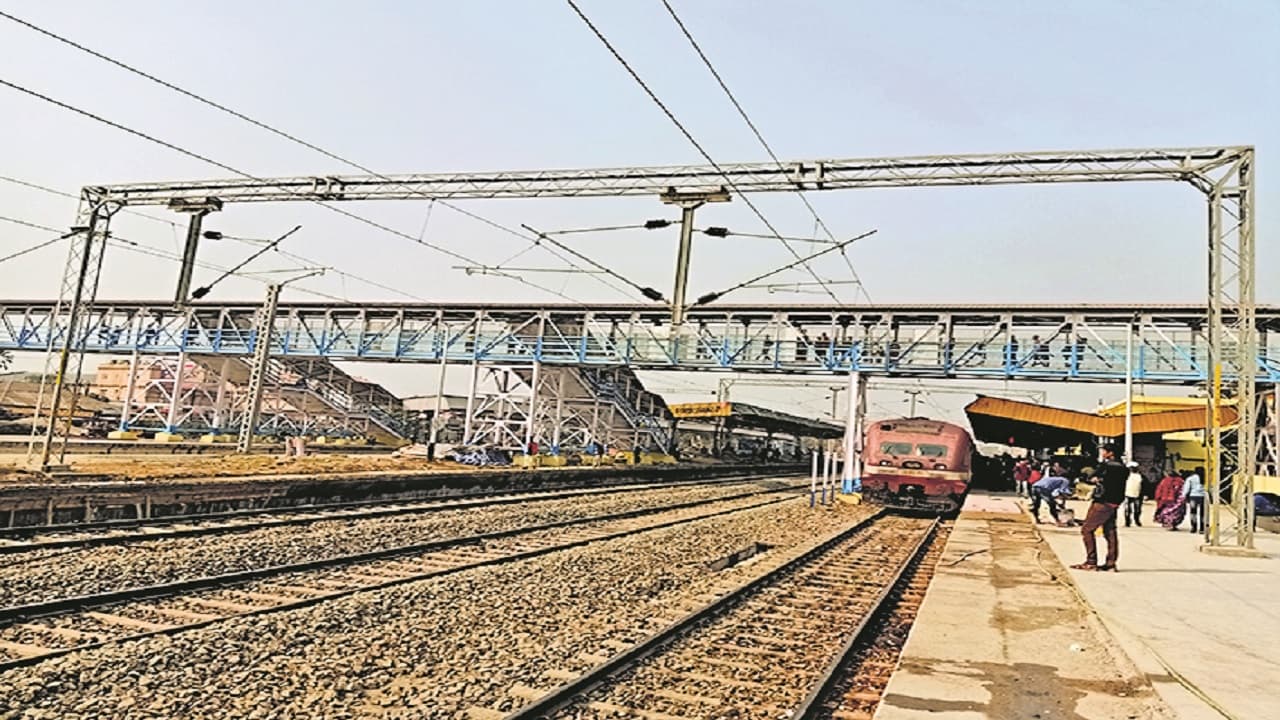 Bihar: कटिहार-जोगबनी रूट पर 120 KM प्रति घंटे की स्पीड से दौड़ेगी ट्रेन, पूर्णिया से भी सफर अब होगा आसान