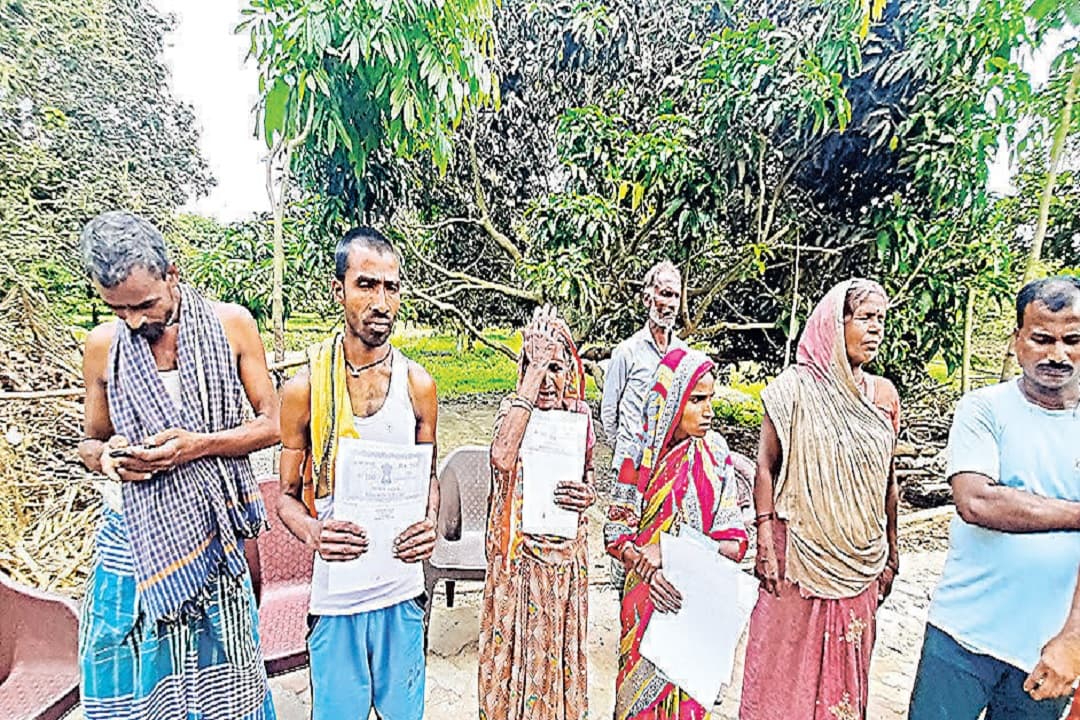 Bihar News: अररिया में फर्जी बेटा बनकर बेच दी जमीन, ठोकरें खा रहा है जमीन का मालिक