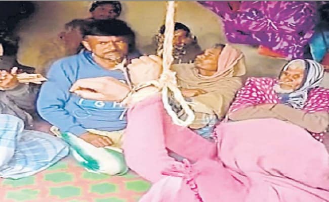 बिहार में मुखिया पति का तालिबानी फरमान: बदचलन बता भरी सभा में महिला को बांधकर पीटा, 1 गिरफ्तार, 12 पर केस