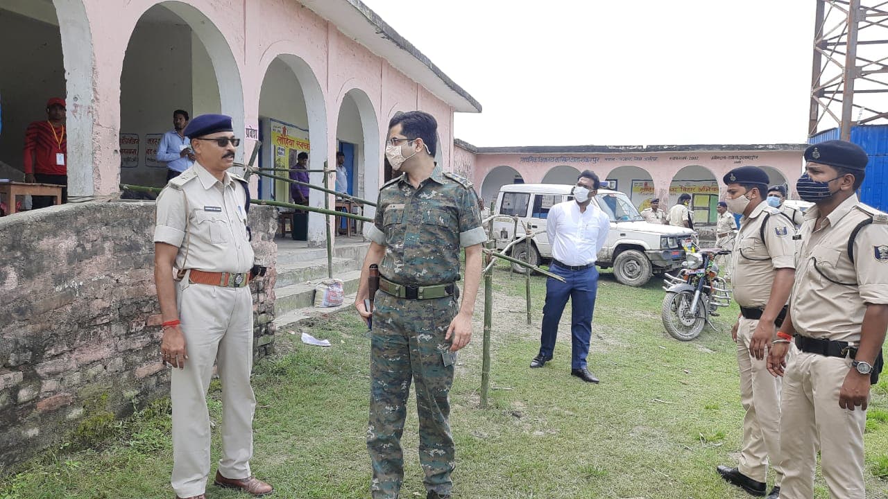 Bihar Panchayat: EVM पर गलत सिंबल आने के बाद अररिया में मतदाताओं ने किया वोटिंग का बहिष्कार, बूथ से लौटे DM-SP