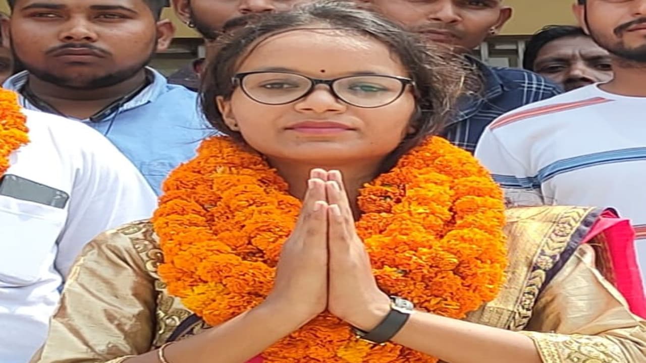 JPSC मेंस की तैयारी छोड़ चुनावी मैदान में उतरी अर्चना, हजारीबाग की चोरदाहा पंचायत से किया नॉमिनेशन