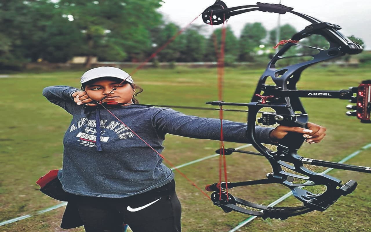 Jharkhand: लॉकडाउन में गयी पिता की नौकरी, कर्ज लेकर बेटी के लिए खरीदा धनुष, अब नेशनल चैंपियनशिप में जीता पदक