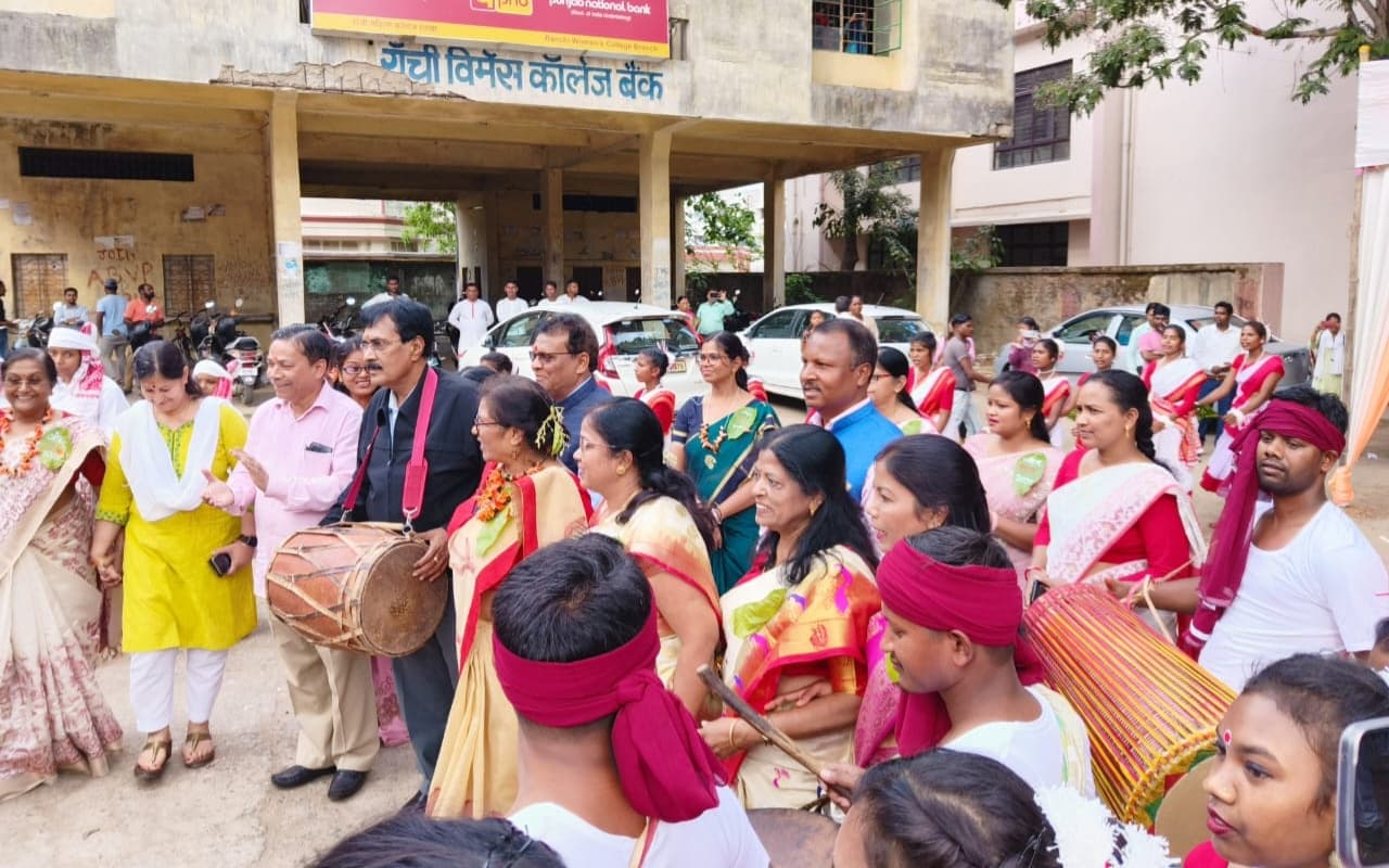 रांची वीमेंस कॉलेज में सरहुल मिलन समारोह का आयोजन, कुलपति ने कहा- प्रकृति से जोड़ता है यह पर्व