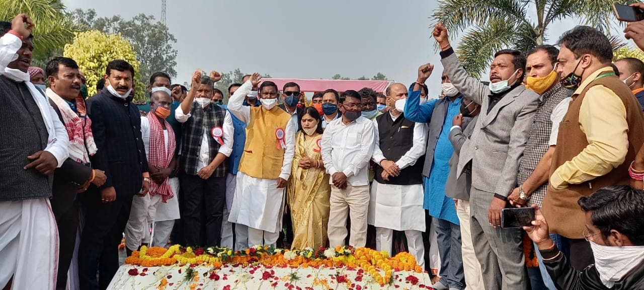International Yoga Day 2021 In Jharkhand : कोरोना काल में केंद्रीय मंत्री अर्जुन मुंडा व विधायक दशरथ गागरई ने घरों में योगासन कर निरोग रहने का दिया संदेश, देखिए तस्वीरें