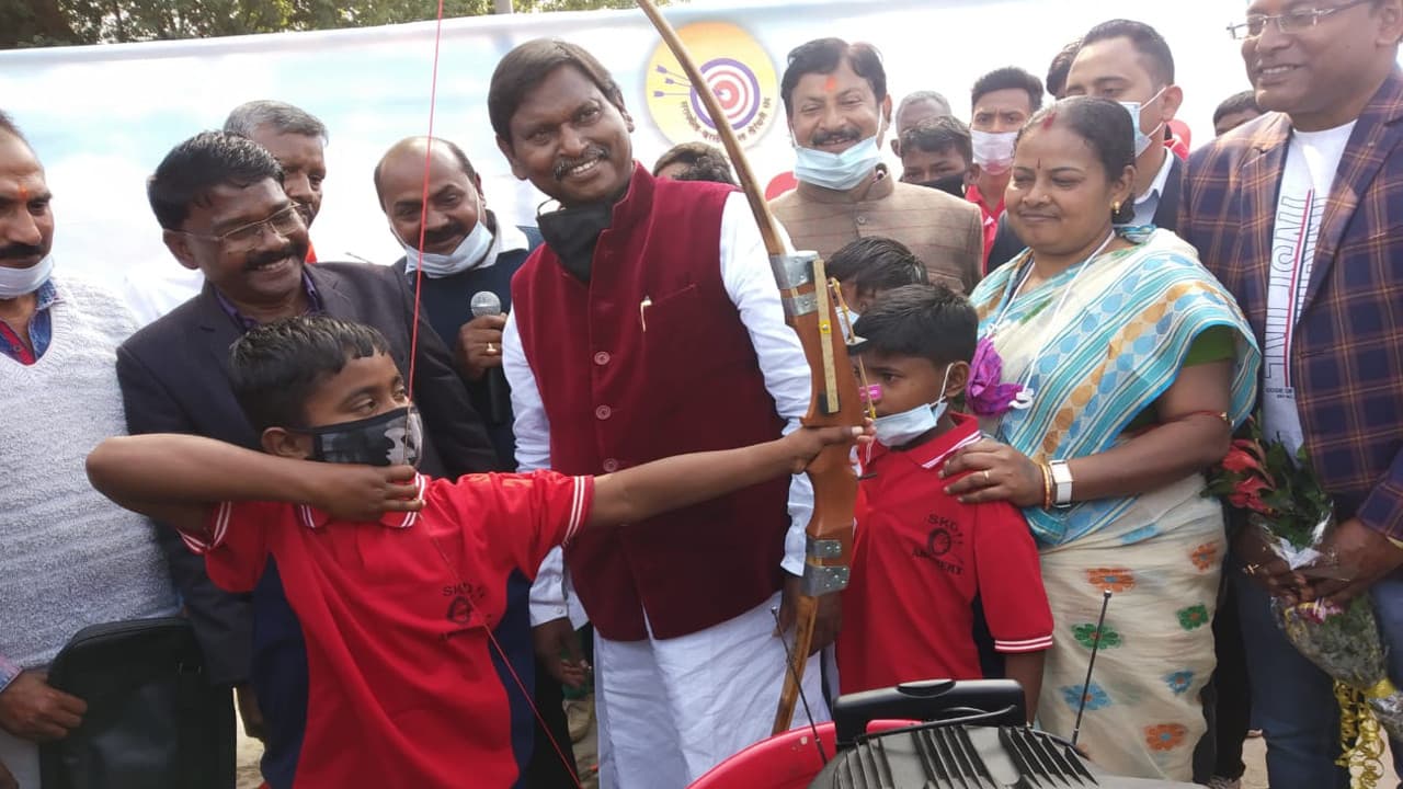 ओलंपिक में स्वर्ण पदक जीतने के लक्ष्य के साथ अभ्यास करें तीरंदाज, अर्जुन मुंडा ने 31 प्लेयर्स को दिये किट