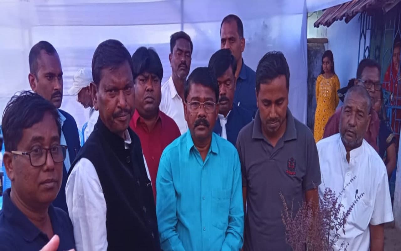 केंद्रीय मंत्री अर्जुन मुंडा ने सरायकेला में दिवंगत मुखिया व शिक्षक को दी श्रद्धांजलि, परिवार को बंधाया ढाढ़स