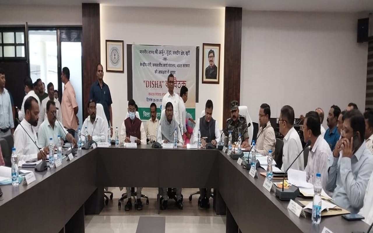 केंद्रीय मंत्री अर्जुन मुंडा ने की विकास योजनाओं की समीक्षा, कहा-आम लोगों को मिले योजनाओं का सीधा लाभ