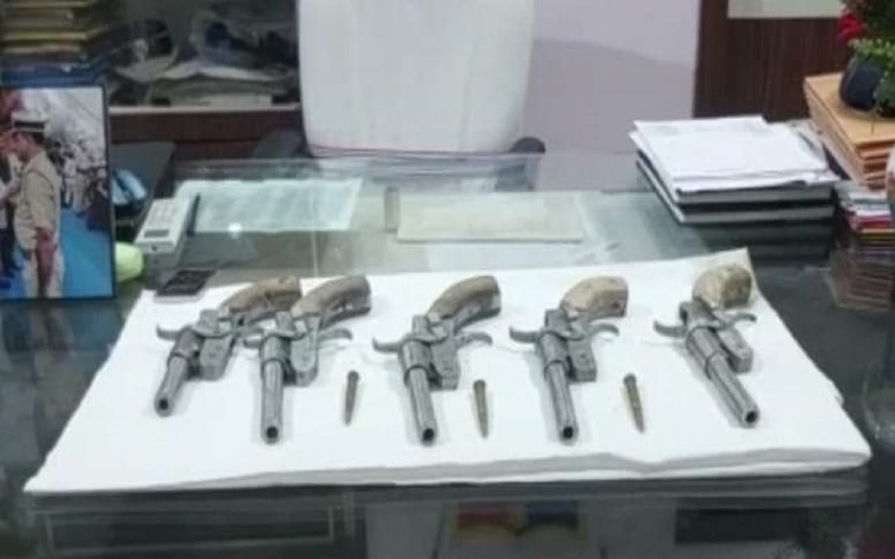 Bihar News: पटना में मिला हथियारों का जखीरा, पति-पत्नी समेत 10 अरेस्ट