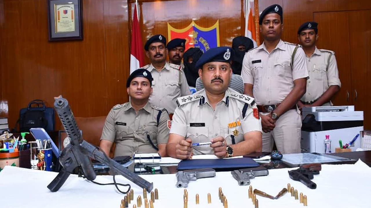 West Bengal News: बीरभूम में भारी मात्रा में हथियार और कारतूस बरामद