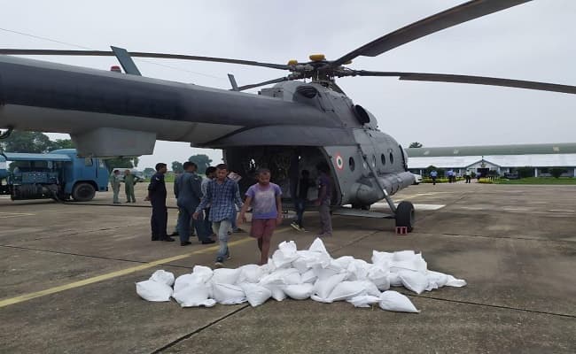Bihar Flood 2020: भूखे रात बिता रहे लोग, वायुसेना ने हेलिकॉप्टर से दरभंगा, पूर्वी चंपारण, मधुबनी व गोपालगंज के सुदूर इलाकों में पहुंचाई राहत सामग्री