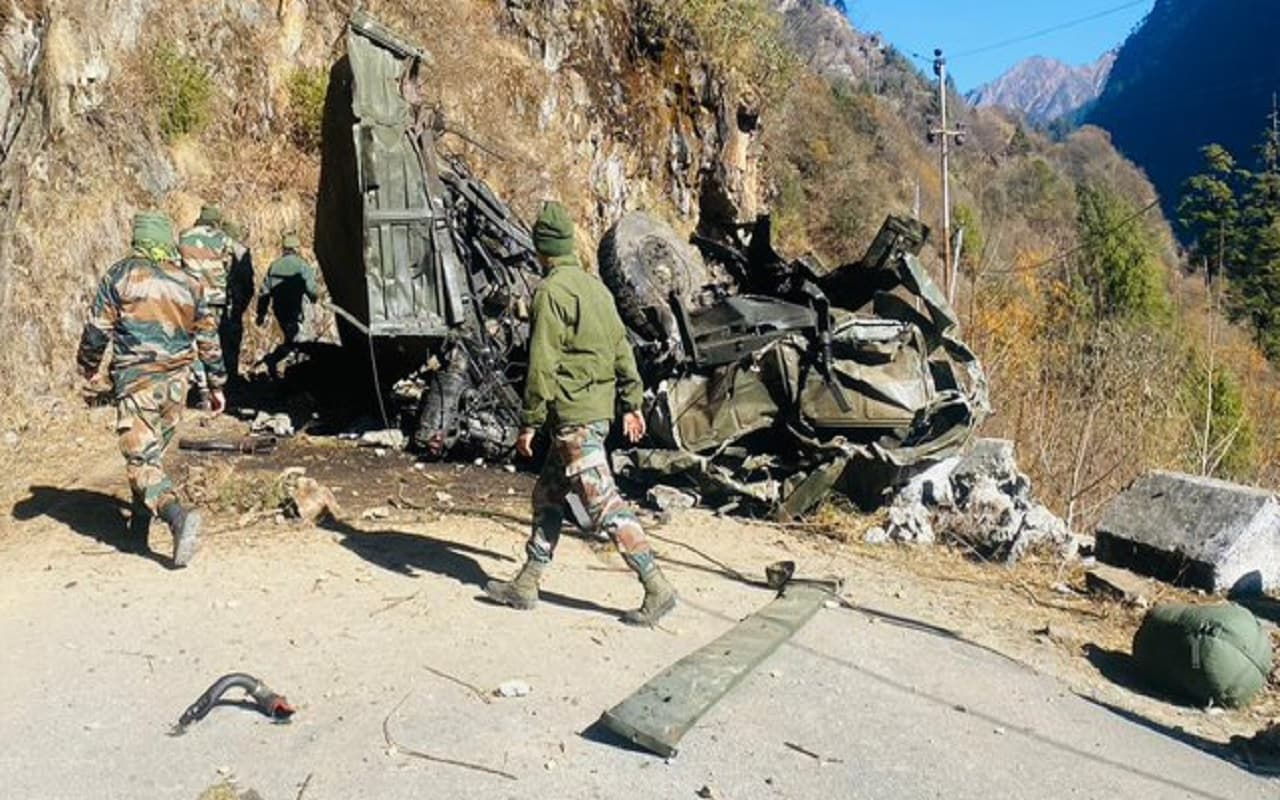Army Truck Accident: उत्तरी सिक्किम में सेना का ट्रक खाई में गिरा, 16 जवानों की मौत