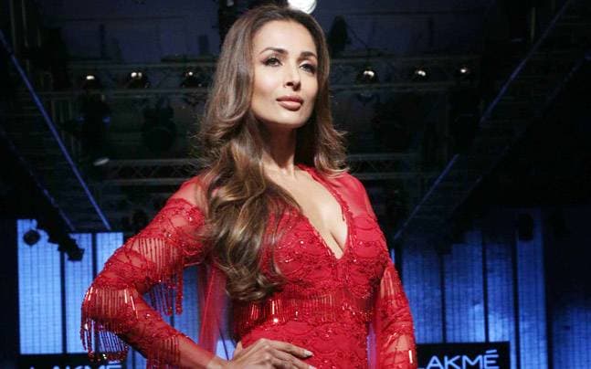 Malaika Arora ने रेड आउटफिट में बिखेरा जादू, अंग्रेजी बीट पर यूं झूमती नजर आईं एक्ट्रेस, लेटेस्ट वीडियो वायरल
