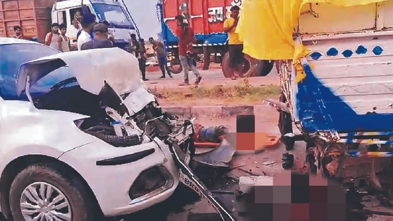 बिहार: आरा में सड़क किनारे खड़ी पिकअप में कार ने मारी टक्कर, टायर बदल रहे चालक का सिर धड़ से हुआ अलग
