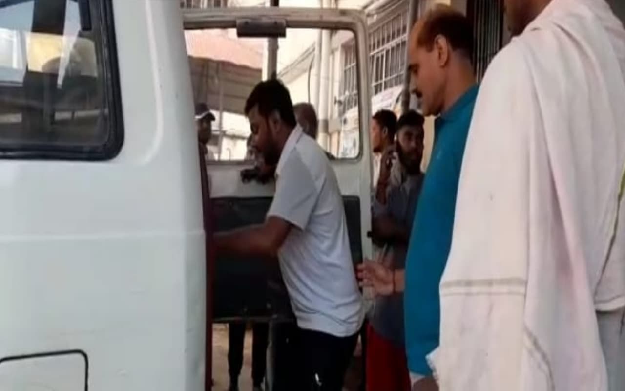 गिरिडीह के भाजपा नेता सह पूर्व वार्ड पार्षद गिरफ्तार, तड़ीपार होने बाद घर में फरमा रहा था आराम