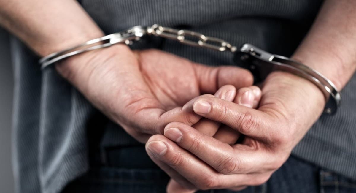 दिल्ली पुलिस की कार्रवाई : NRI खाते से मोटी रकम उड़ाने के आरोप में 12 गिरफ्तार, गिरोह में 3 बैंककर्मी भी शामिल