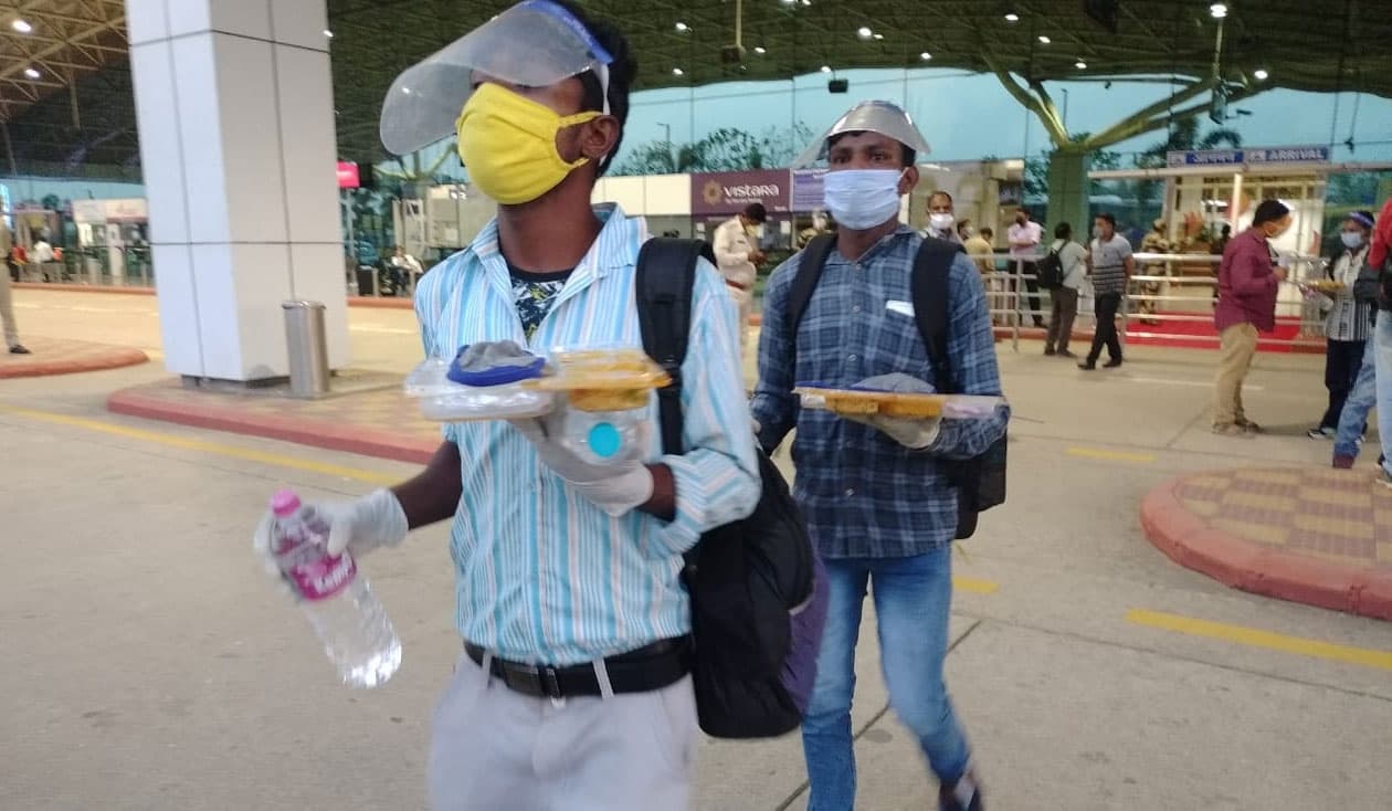 कंधे पर बोरा, पैर में हवाई चप्पल पहने अंडमान से पहुंचे 180 प्रवासी मजदूर