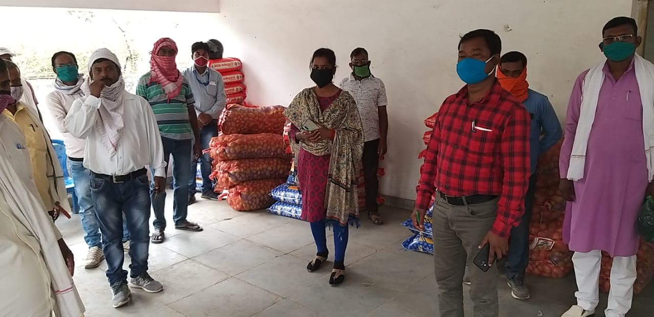विधायक अंबा प्रसाद ने केरेडरी प्रखंड के ग्रामीणों के बीच किया मास्क और राशन का वितरण