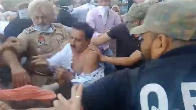 Arun Narang Thrashed : पंजाब में किसानों ने भाजपा MLA को जमकर पीटा, शर्ट फाड़ दी, घूंसा मारा और…