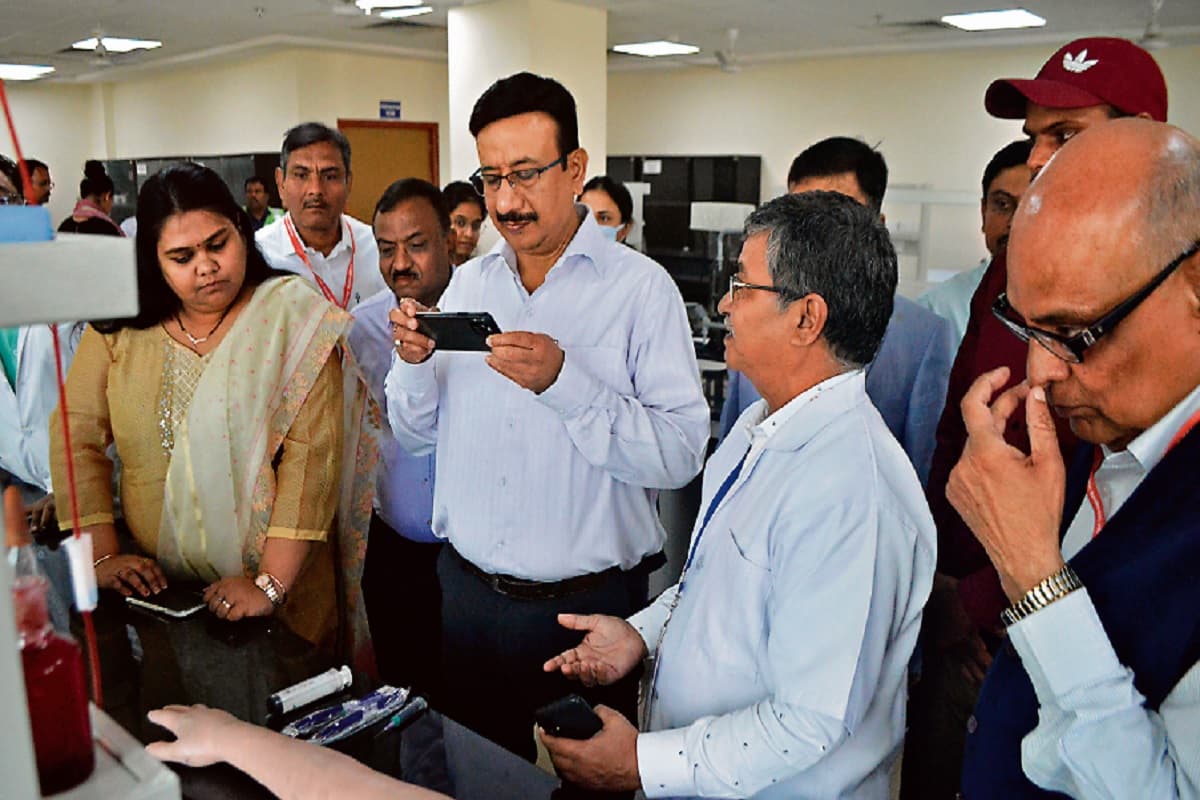 हजारीबाग मेडिकल कॉलेज का अपर मुख्य सचिव कर रहे थे निरीक्षण, उधर सड़क पर प्रसव के बाद नवजात की हुई मौत