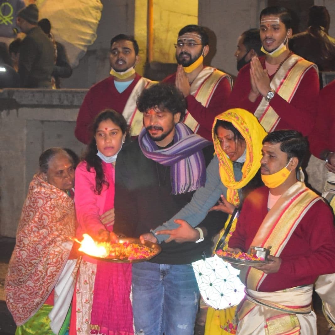 Varanasi News: मां गंगा की आरती में शामिल हुए एक्टर अरुंधति अरविंद, Pushpa Part-2 को लेकर कही ये बात