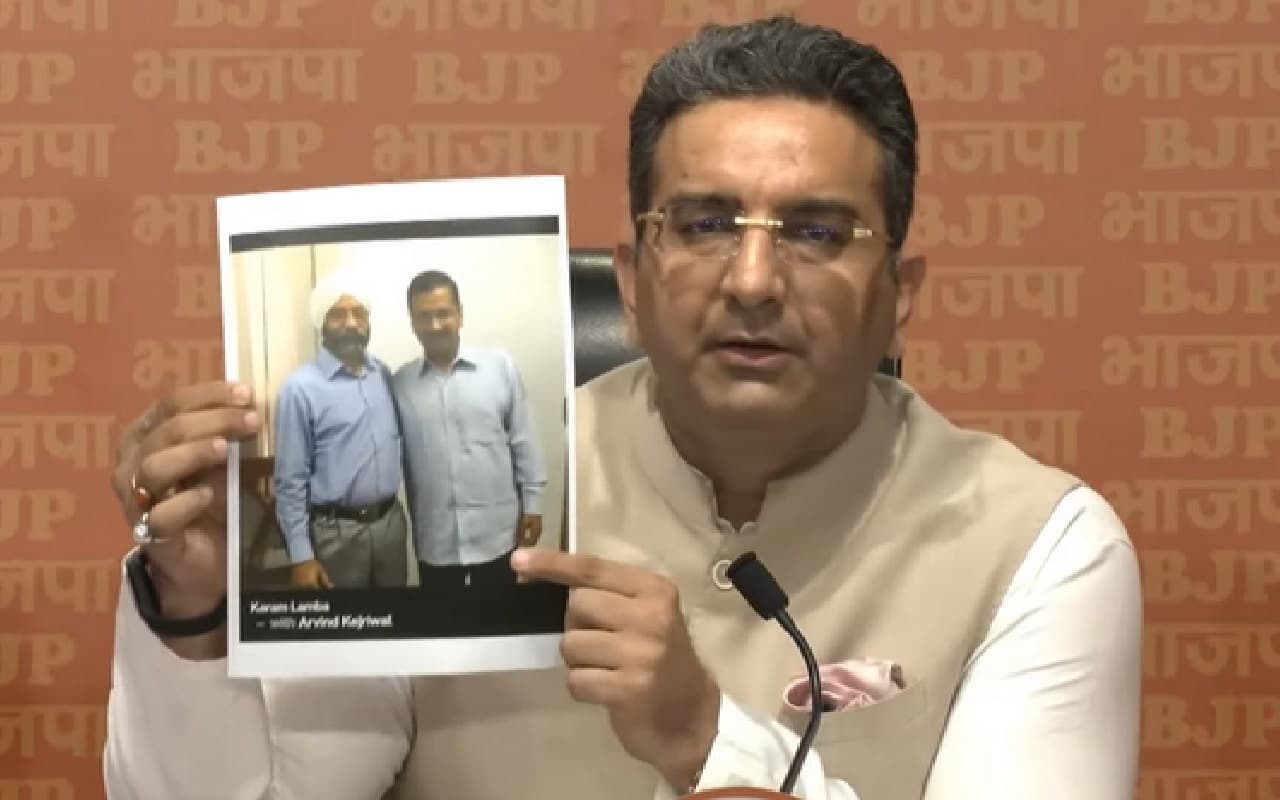 Liquor Scam: अरविंद केजरीवाल के करीबी को दिया गया शराब का ठेका ? बीजेपी का 'फोटो वार'