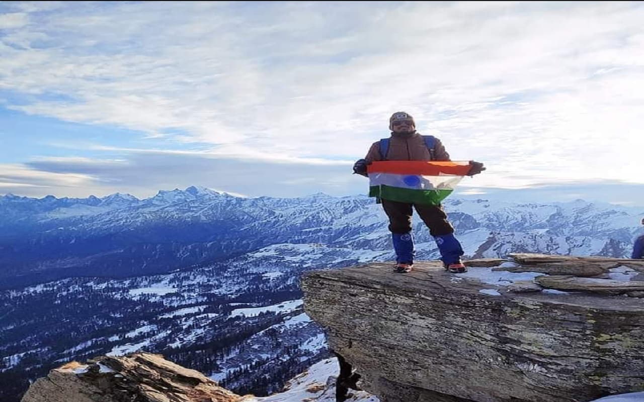 झारखंड के अरविंद वर्णवाल ने हिमालय पर्वत श्रृंखला के केदारकांठा पर्वत की 12050 फीट ऊंची चोटी पर फहराया तिरंगा