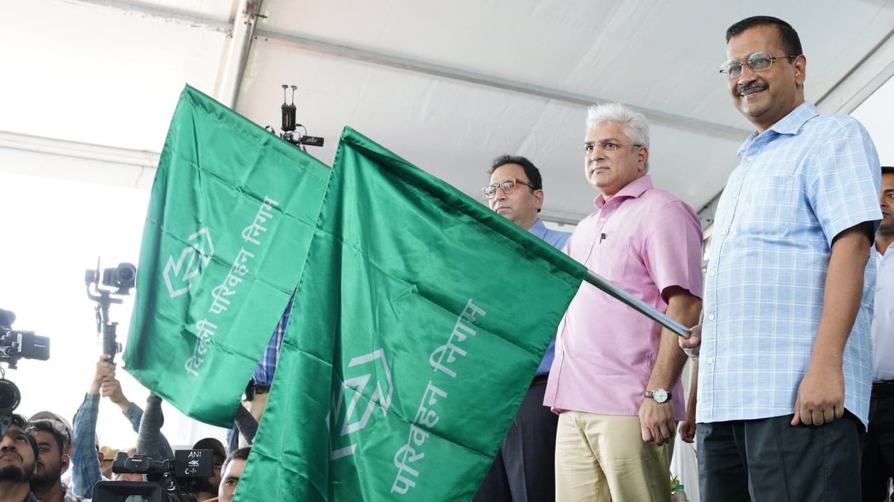 अरविंद केजरीवाल ने 150 इलेक्ट्रिक बसों को दिखायी हरी झंडी, तीन दिन फ्री में यात्रा करेंगे दिल्ली के लोग