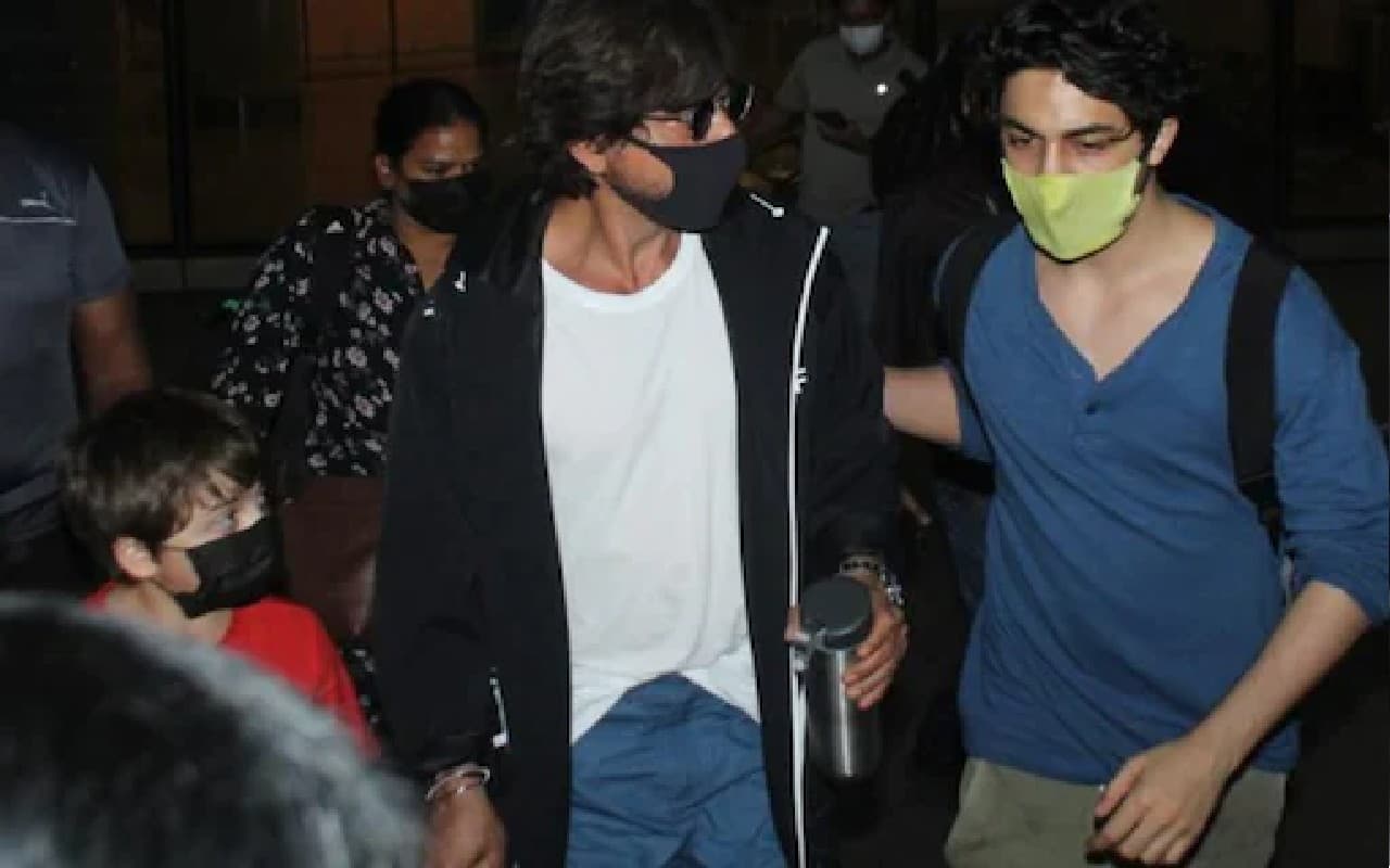 Shahrukh Khan: एयरपोर्ट पर फैन की इस हरकत से डर गए शाहरुख खान! आर्यन खान ने अपने पिता को ऐसे संभाला