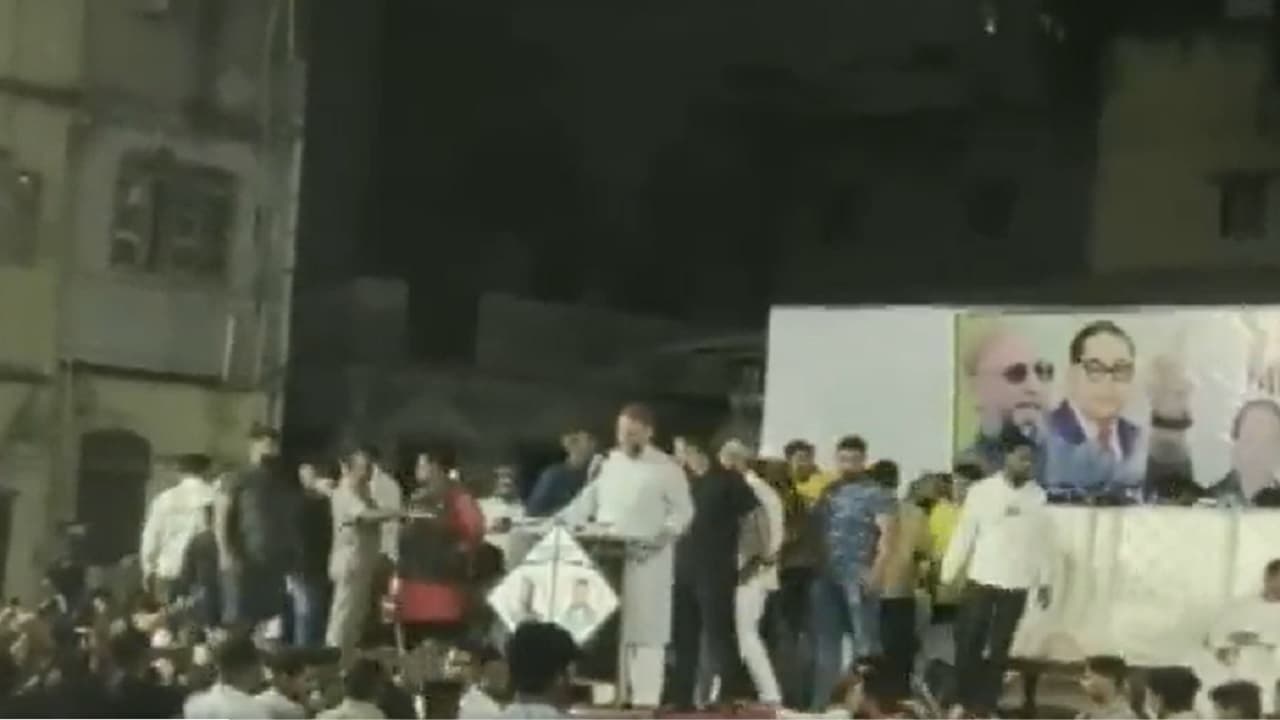 Gujarat Election: सूरत में ओवैसी की चुनावी सभा में 'मोदी-मोदी' के लगे नारे, युवाओं ने दिखाए काले झंडे