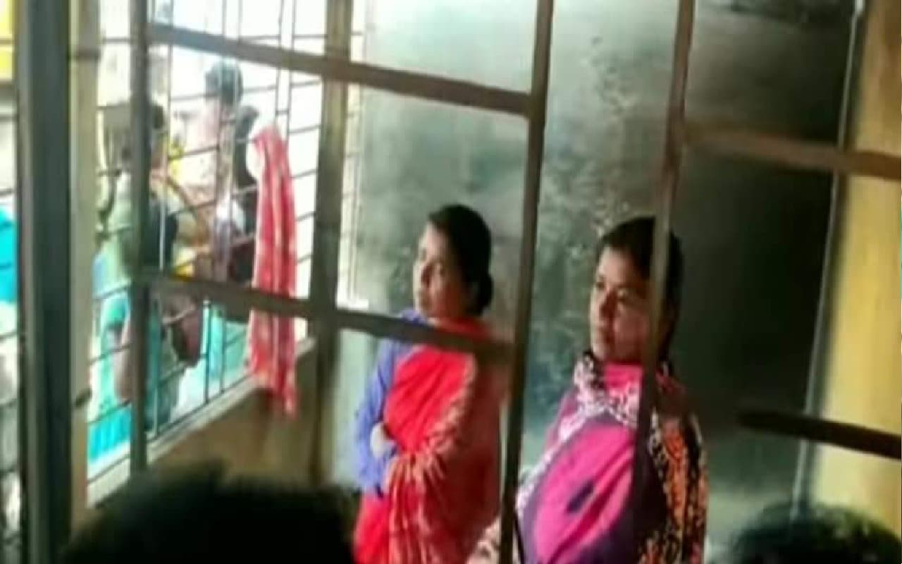 पीएम आवास योजना का सर्वे के बाद तालिका से नाम कटने पर फूटा ग्रामीणों का गुस्सा