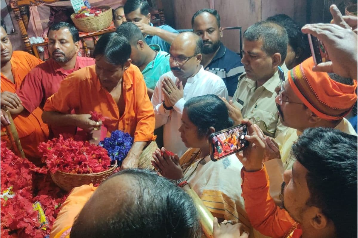 तारापीठ मंदिर पहुंचे केंद्रीय मंत्री प्रतिमा भौमिक,  पूजा करते हुए बंगाल में परिवर्तन के लिये की प्रार्थना