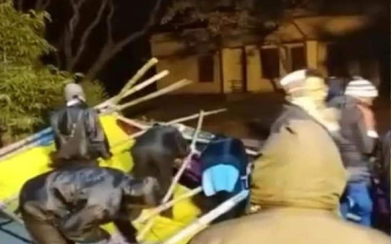 विश्व भारती में आंदोलनरत छात्रों के धरना मंच को रात के अंधेरे में निजी सुरक्षा गार्डों ने तोड़ा विश्व भारती में आंदोलनरत छात्रों के धरना मंच को रात के अंधेरे में निजी सुरक्षा गार्डों ने तोड़ा