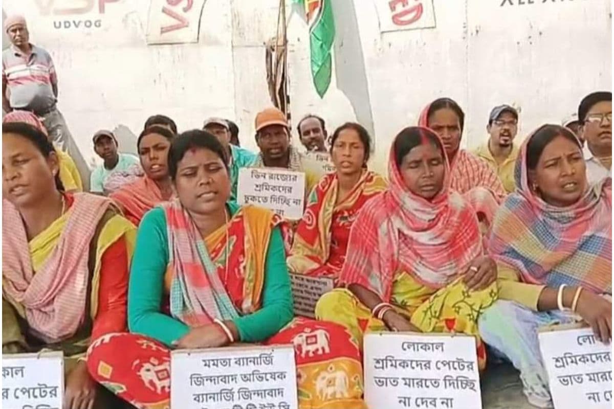 Photos : आईएनटीटीयूसी समर्थित 72 ठेका श्रमिकों ने छंटनी के खिलाफ कारखाने के सामने किया प्रदर्शन