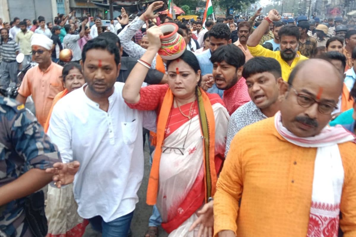 Photos : अग्निमित्रा पाॅल के नेतृत्व में आसनसोल में 'मेरी माटी मेरा देश' कार्यक्रम के दौरान बवाल