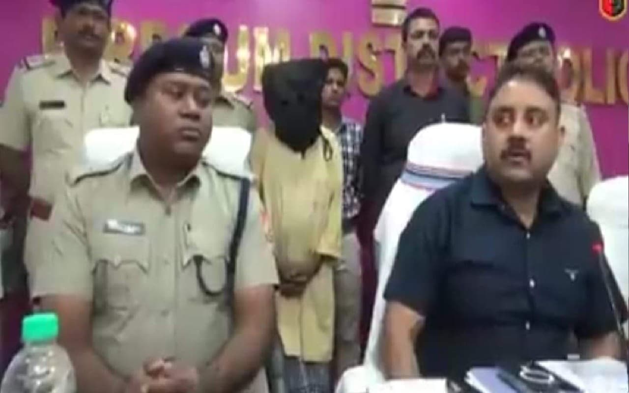 पश्चिम बंगाल में हथियारों के साथ तस्कर गिरफ्तार, बीरभूम पुलिस को छापामारी अभियान में मिली सफलता