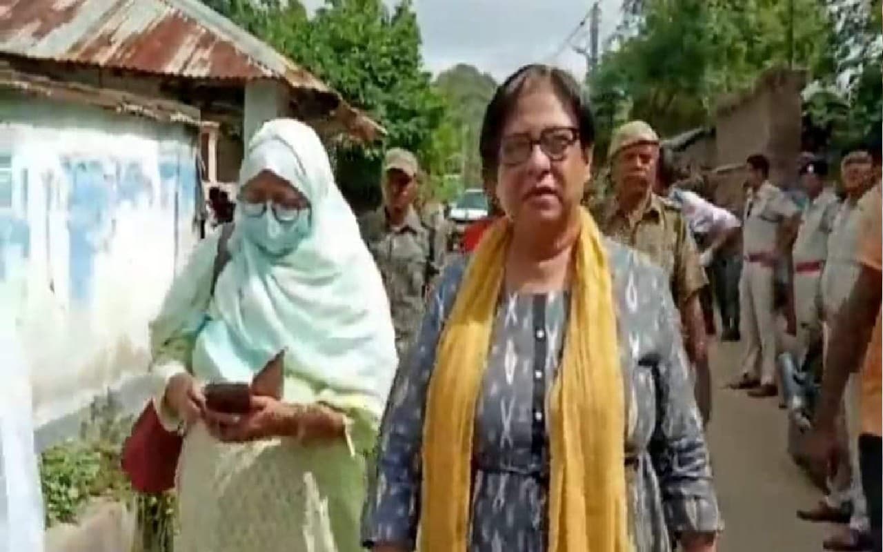 West Bengal:मृतक शिवम ठाकुर के परिजनों से मिली शिशु सुरक्षा कमीशन की चेयरपर्सन, सजा दिलाने का दिया भरोसा West Bengal:मृतक शिवम ठाकुर के परिजनों से मिली शिशु सुरक्षा कमीशन की चेयरपर्सन, सजा दिलाने का दिया भरोसा