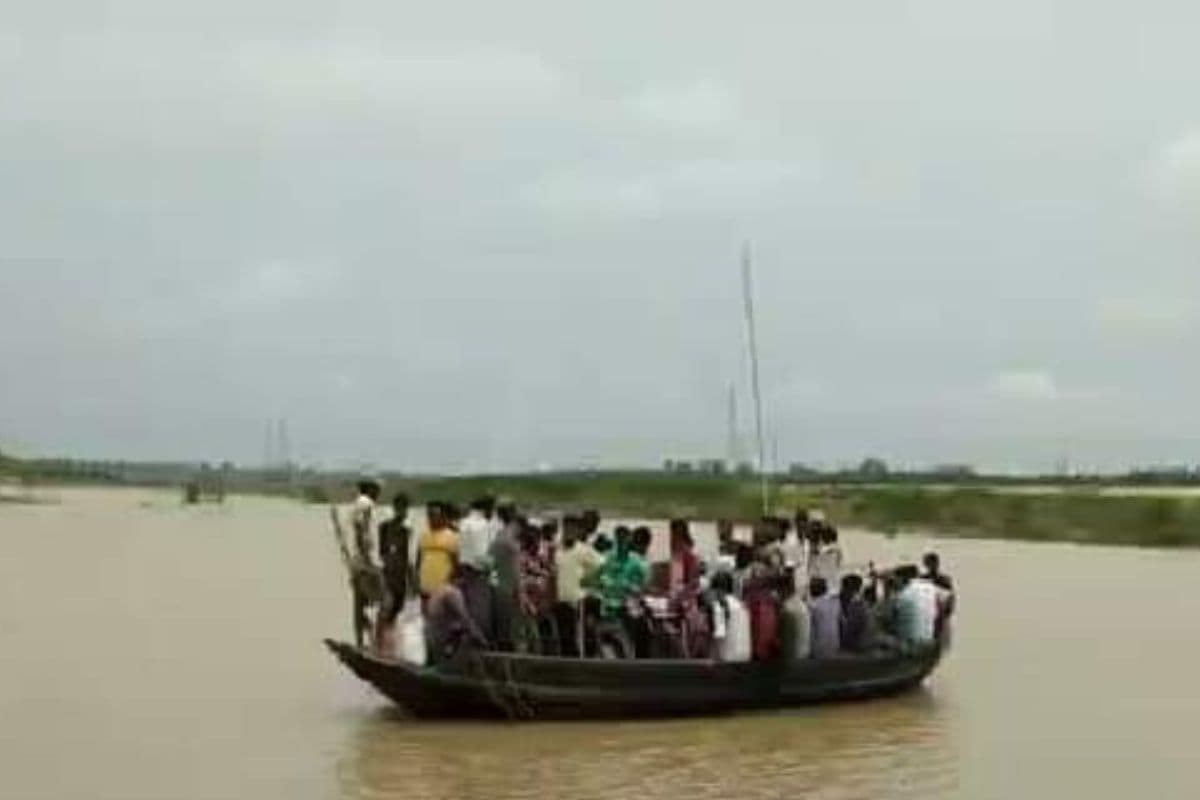 जमालपुर में उफनती दामोदर नदी में बिना किसी सुरक्षा के हर रोज आवागमन करते है हजारों लोग