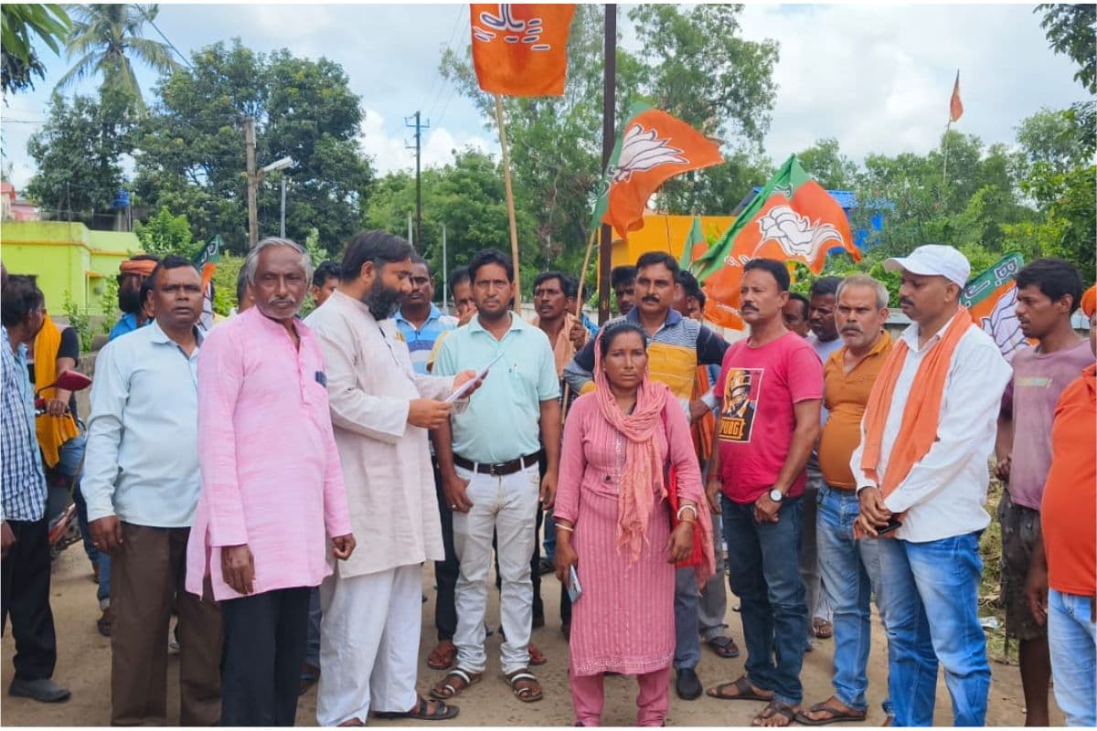 PHOTO: पंचायत चुनाव में हुई मनमानी के खिलाफ पानागढ़ में बीजेपी ने किया जोरदार प्रदर्शन