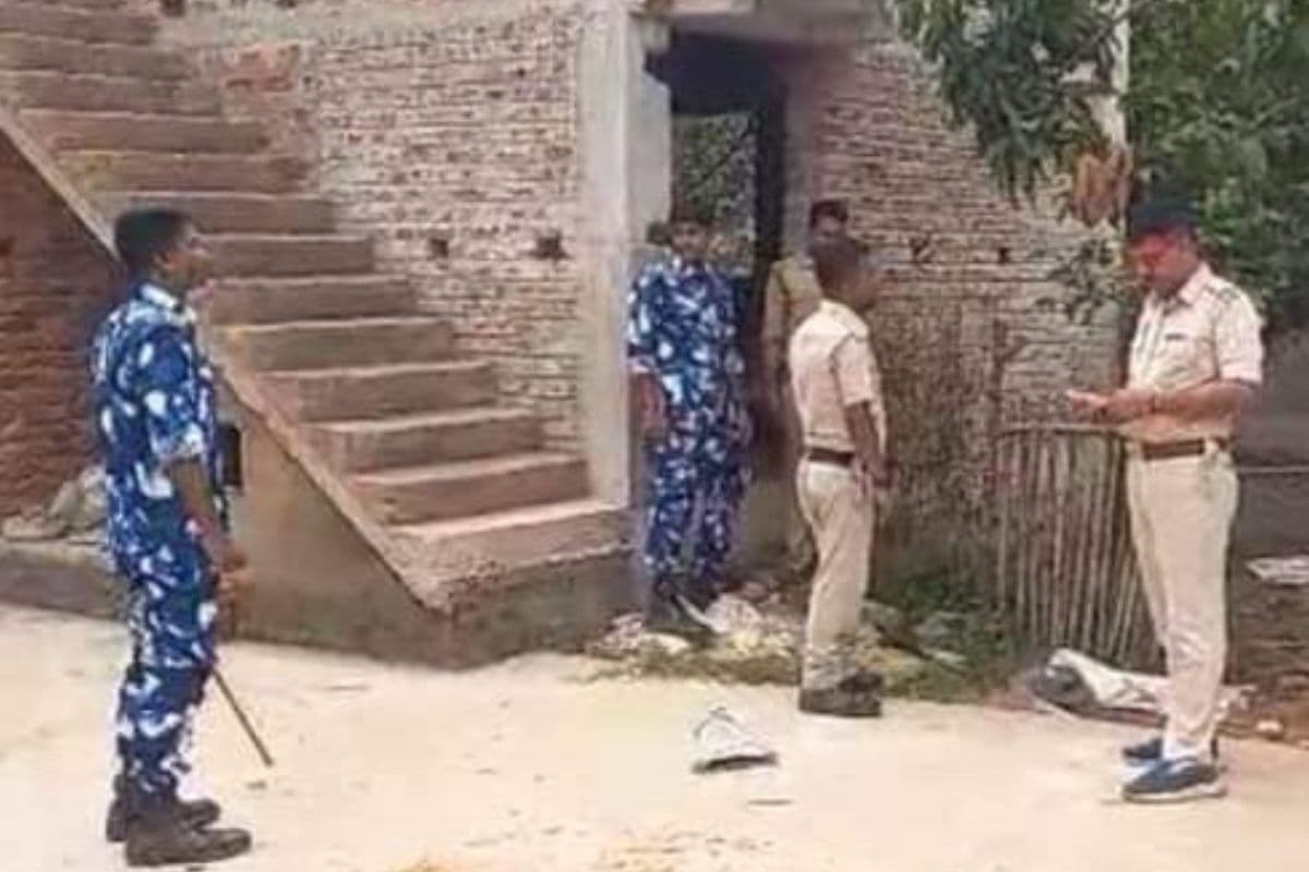 बीरभूम में पुलिस ने छापेमारी अभियान चलाकर  20 बम किया बरामद,आरोपी मकान मालिक फरार