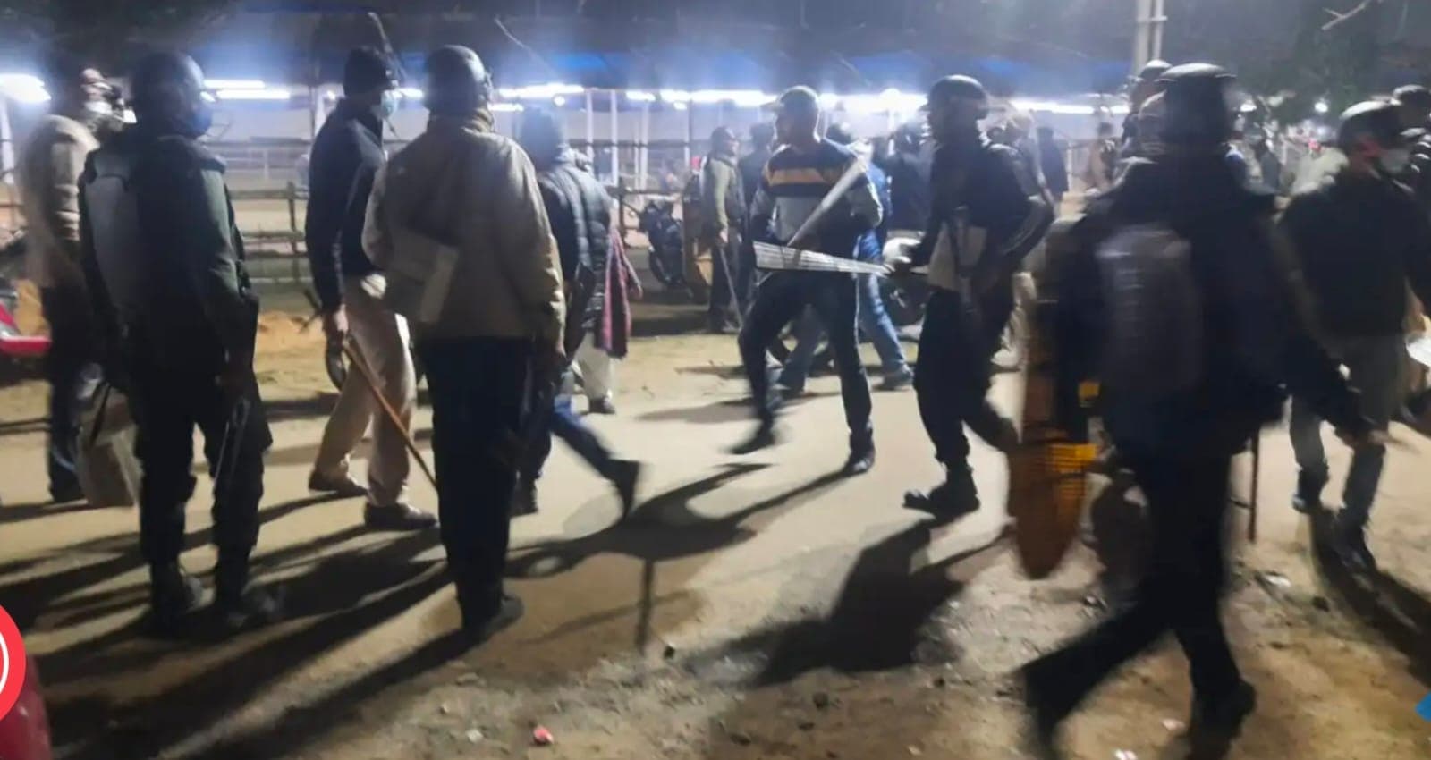 BMC Elections 2022 Results: स्ट्रांग रूम में ईवीएम से छेड़छाड़ के आरोप में जमकर बवाल, पुलिस ने भांजी लाठी