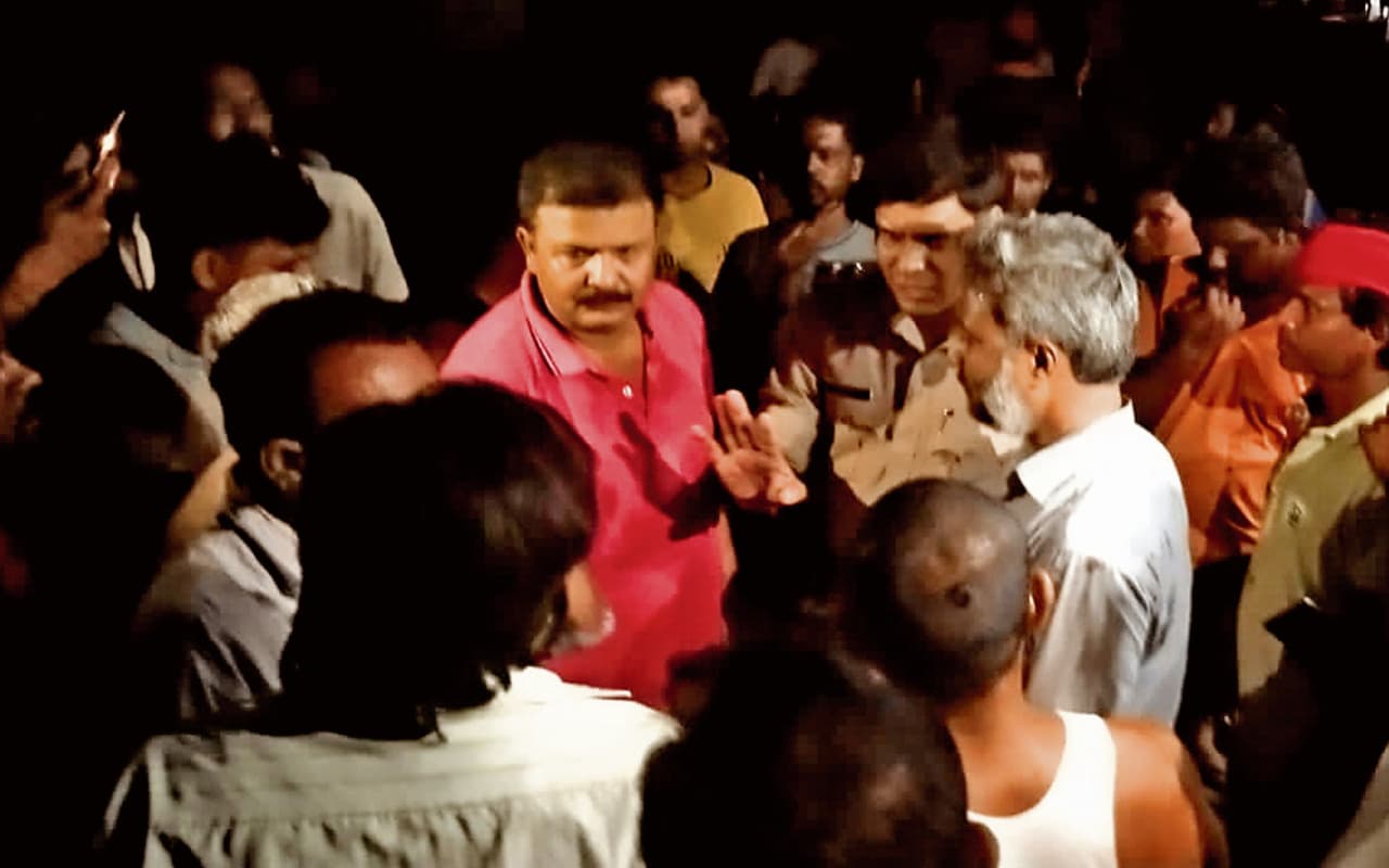 धनबाद : गोलियों की तड़तड़ाहट व अगजनी से थर्राया फुलारीटांड़, जानें क्या है पूरा मामला