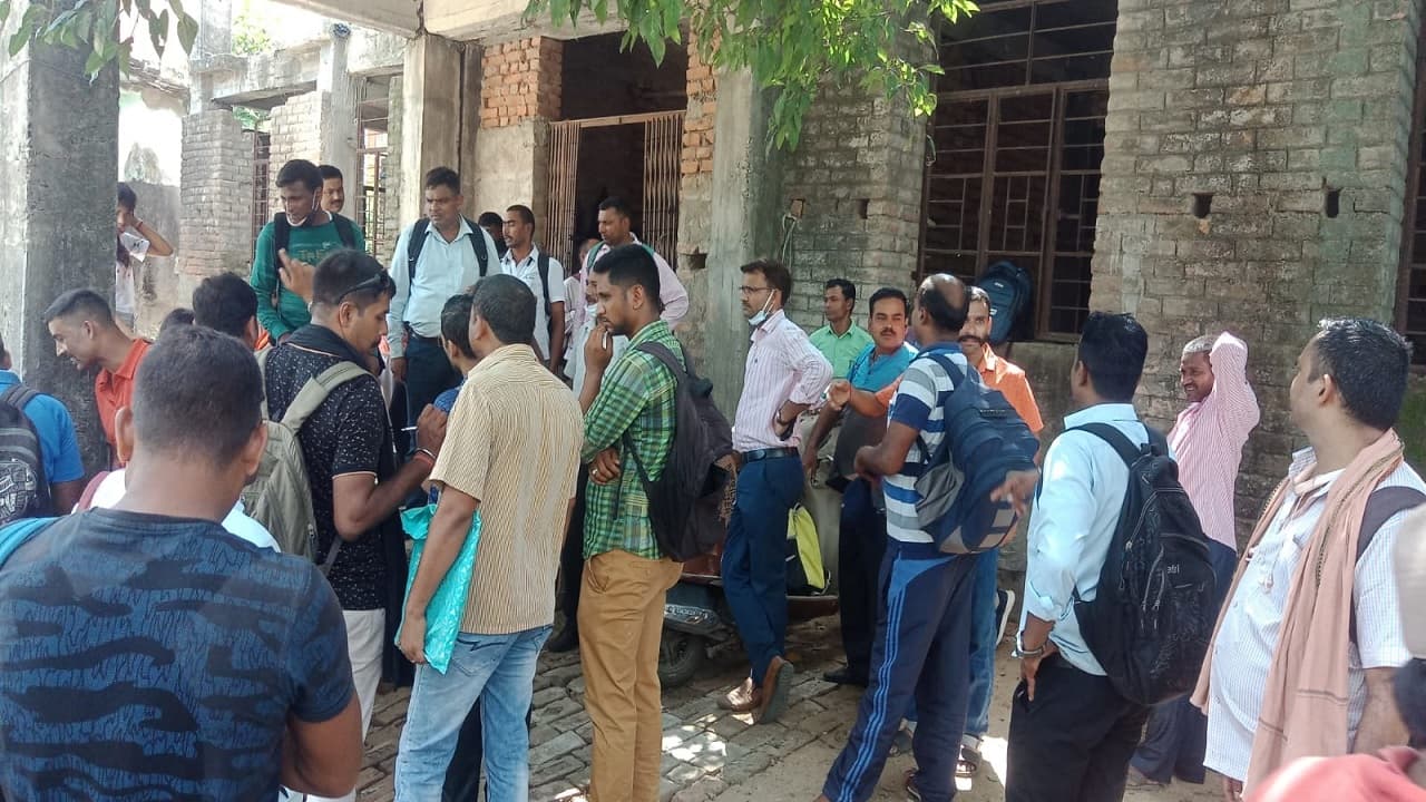 भागलपुर में सेवानिवृत्त सैनिक हुए उग्र, SBI में बहाली के लिए भेजी गयी सूची नहीं दिखाने पर किया हंगामा