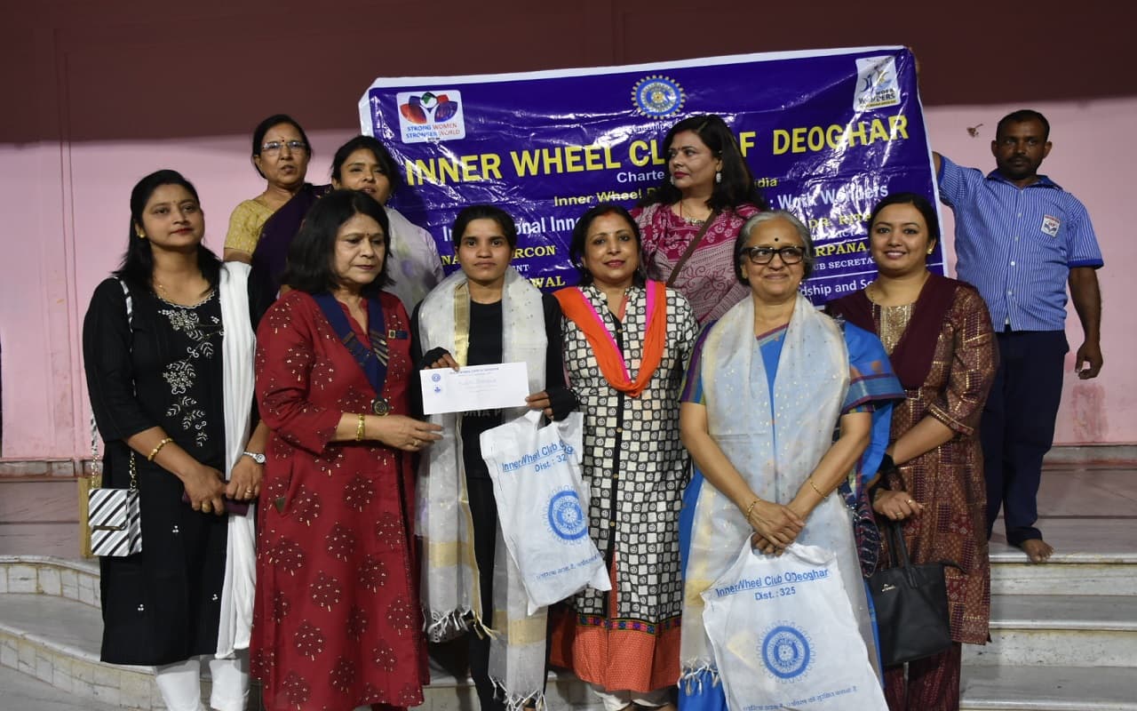 झारखंड: साइकिल से भारत यात्रा पर निकलीं मध्य प्रदेश की आशा मालवीय को देवघर में स्मृति चिन्ह देकर किया सम्मानित