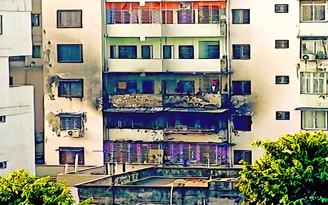 धनबाद अग्निकांड : पटरी पर धीरे-धीरे लौटने लगी जिंदगी, अपार्टमेंट में सफाई और रिपेयरिंग का काम शुरू