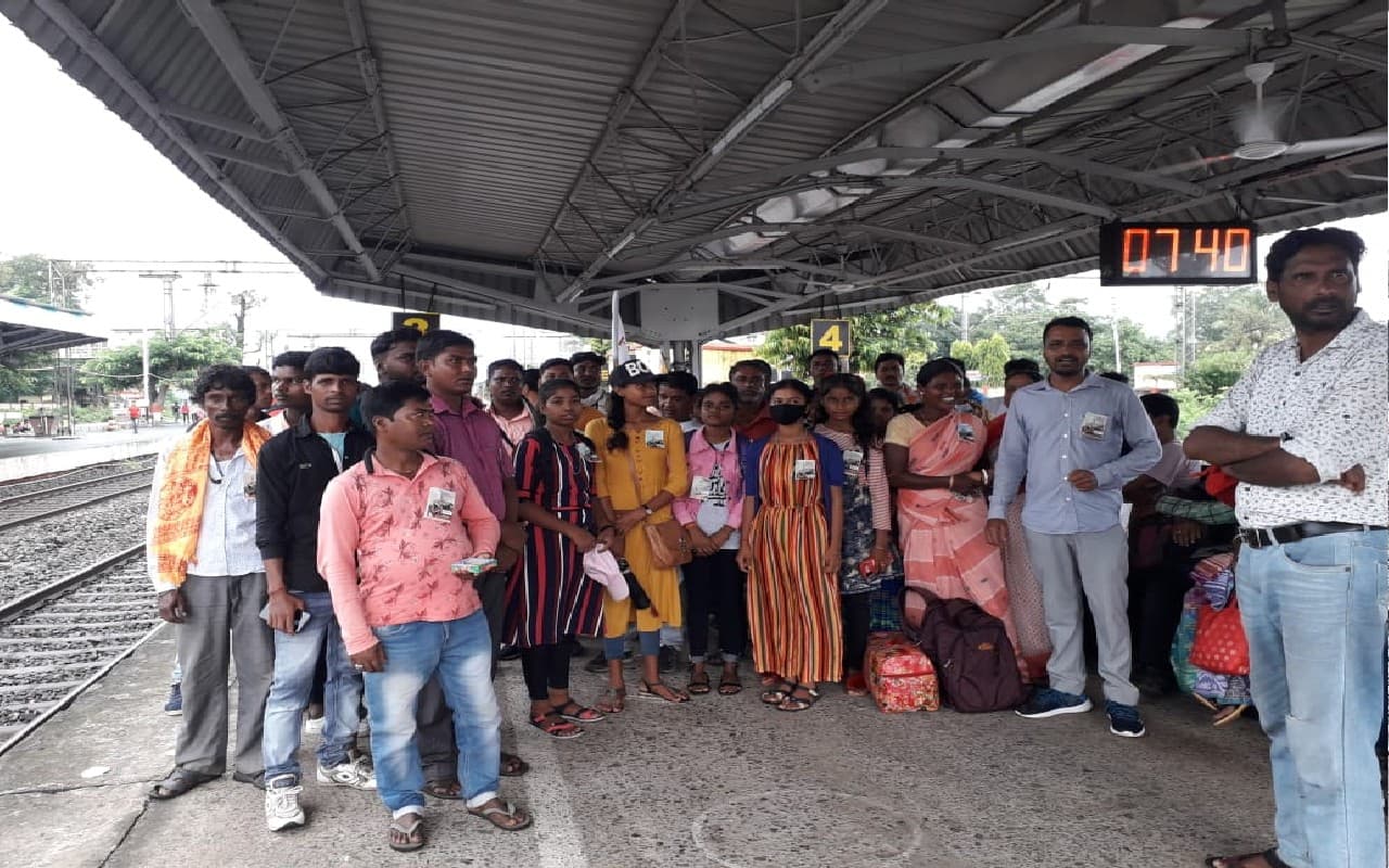 ’इंसाफ सभा’ को लेकर दक्षिण बंगाल में वाम की युवा और छात्र संगठन का जुलूस,ट्रेन पकड़ रवाना हुए वाम समर्थक