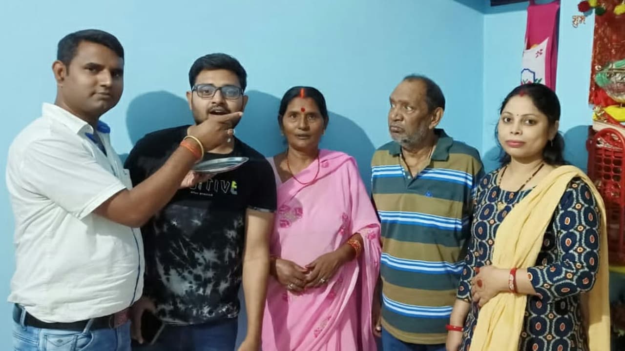 JPSC Result: गुमला में फुचका बेचनेवाले के नाती आशीष को मिली 5वीं रैंक, बनेंगे प्रशासनिक अधिकारी JPSC Result: गुमला में फुचका बेचनेवाले के नाती आशीष को मिली 5वीं रैंक, बनेंगे प्रशासनिक अधिकारी