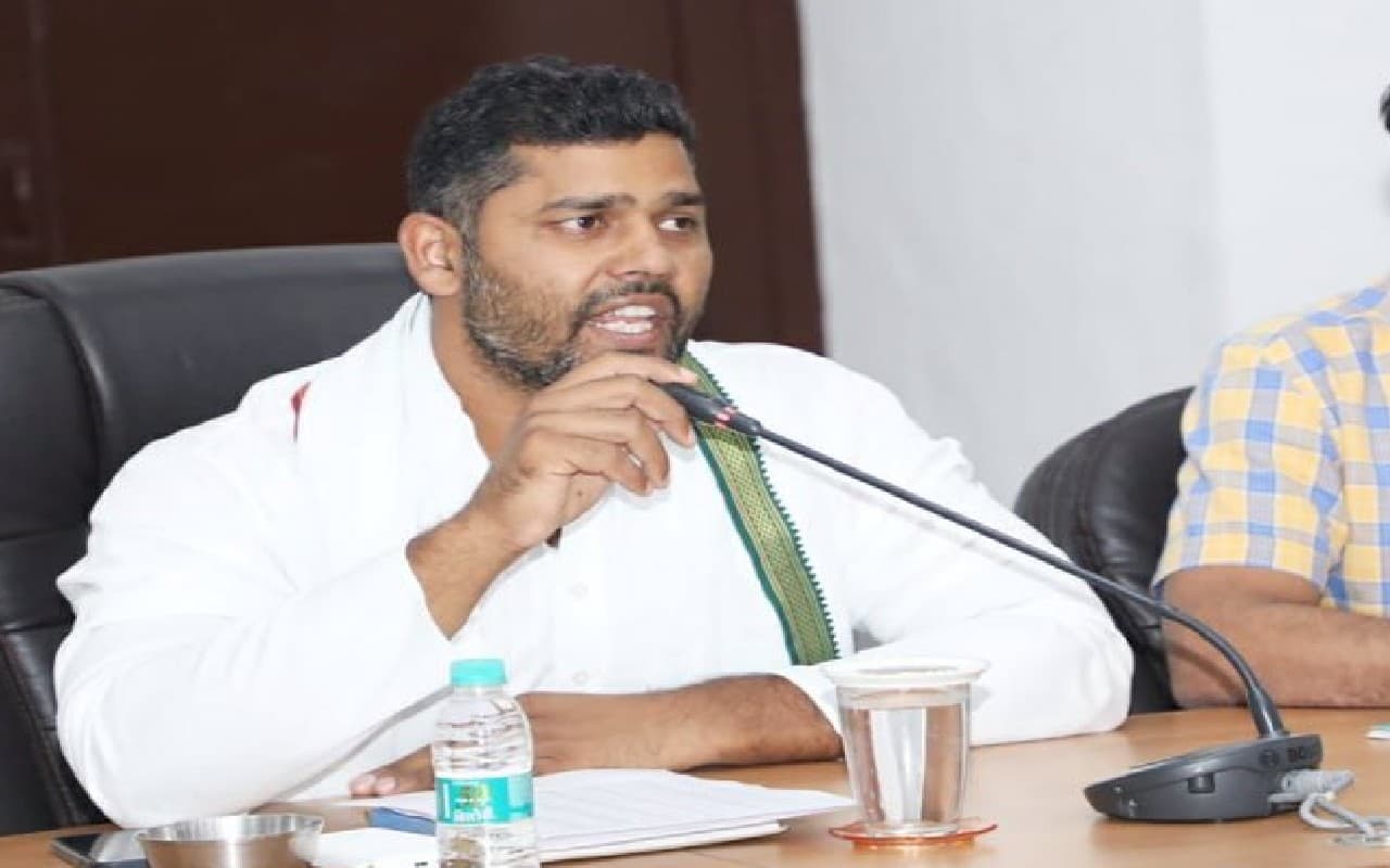 राजस्थान के खेल मंत्री अशोक चांदना पर फेंके गए जूते-चप्पल, सचिन पायलट पर लगाया ये आरोप