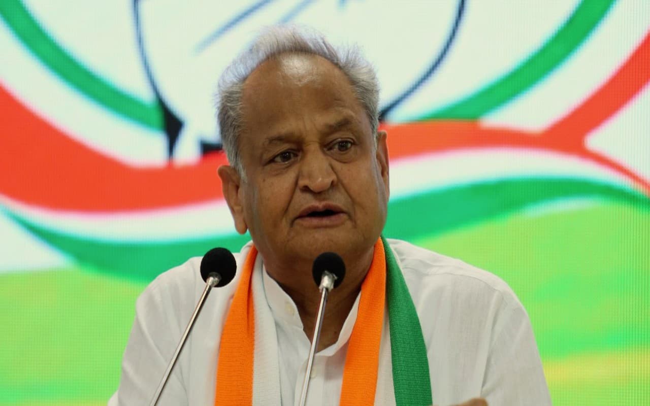 देश में तेजी से बढ़ रहे कोरोना के मामले, राजस्थान के सीएम अशोक गहलोत पाए गए पॉजिटिव, वसुंधरा राजे भी संक्रमित